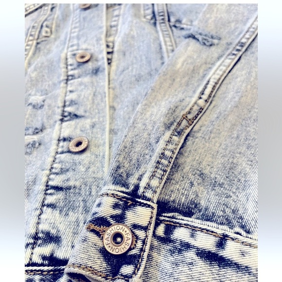 Canton Walker Women's acid washed distressed jean jacket with black lace back L - Picture 10 of 17